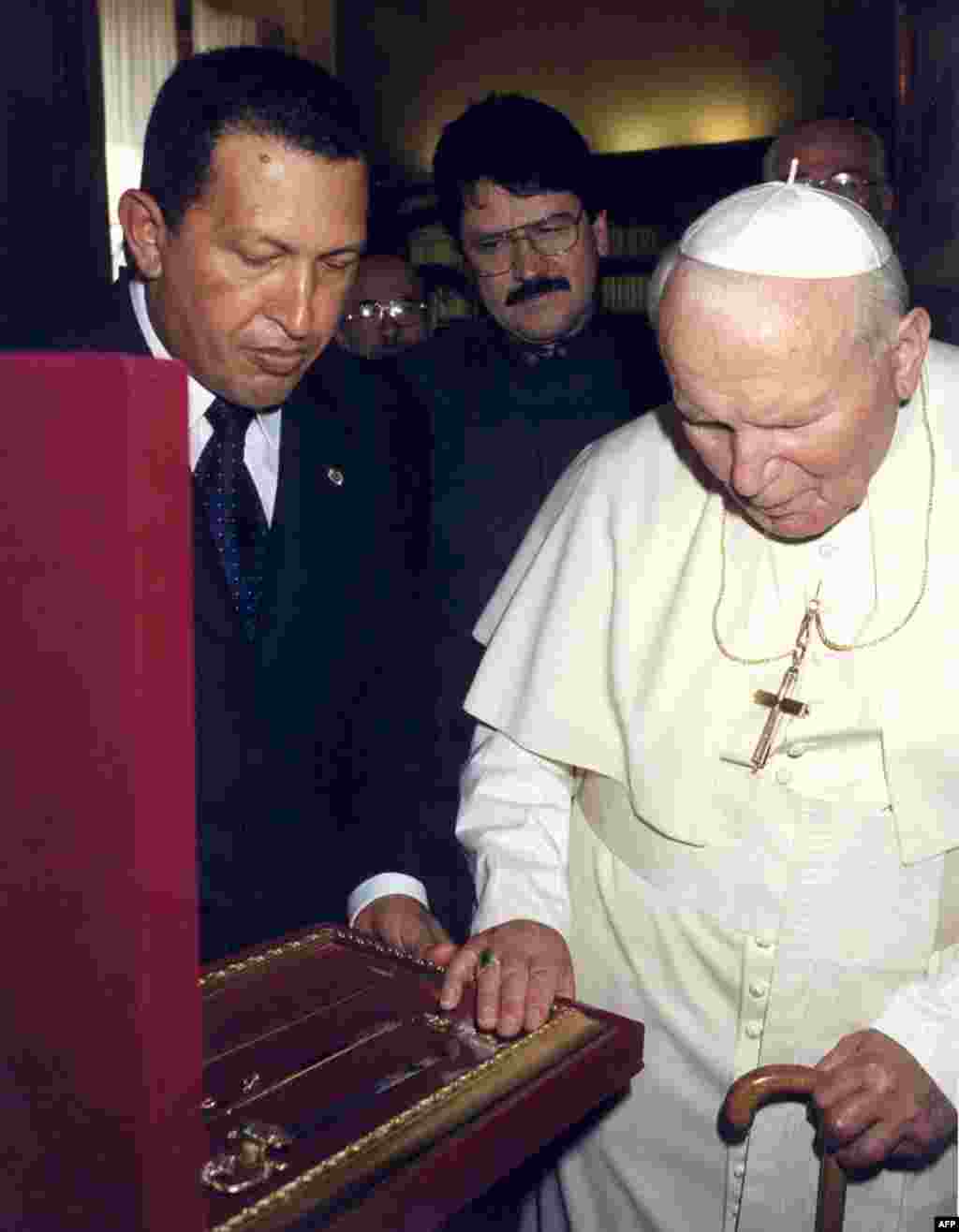 Chavez presents Pope John Paul II with a replica of Simon Bolivar's sword "Libertador" at the Vatican in September 1999.