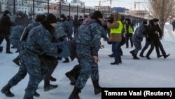 Разгон мирного шествия в казахстанской столице в День Независимости, 16 декабря 2019 года. Эта дата совпадает с 33-й годовщиной антисоветских демонстраций в Алма-Ате 1986 года и восьмой годовщиной подавления многомесячной забастовки нефтяников в городе Жанаозене в 2011 году.
