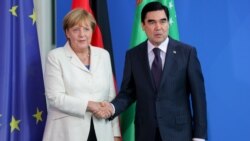 Merkel: Türkmenistan diplomatlaryň türmelere baryp görmegini geňeşer