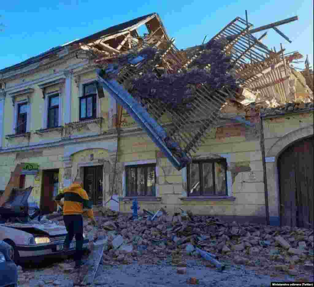 Голем дел од куќите и старите згради во Петриња се разурнати и, како што денеска изјави хрватскиот премиер Андреј Пленковиќ, градот не е безбеден.