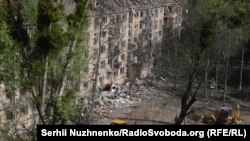 Последствия российского удара в Святошинском районе Киева, 24 апреля 2025 года