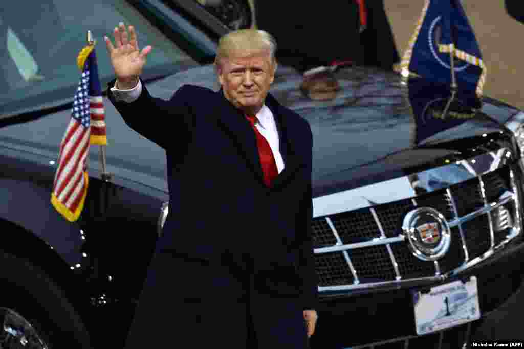 U.S. -- US President Donald Trump waves as he arrives in front of the White House for the presidential inaugural parade on January 20, 2017 in Washington, DC.
