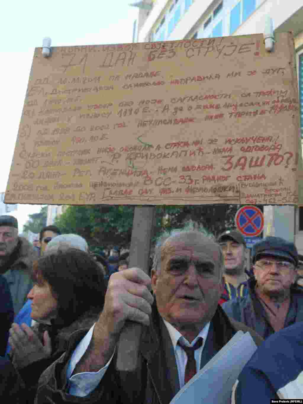 U Podgorici je nekoliko hiljada ljudi 21. januara 2012. protestovalo ispred zgrade crnogorske Vlade, zbog teškog socijalno-ekonomskog stanja u Crnoj Gori. Protest je organizovala Unija slobodnih sindikata, uz podršku Mreže za afirmaciju nevl