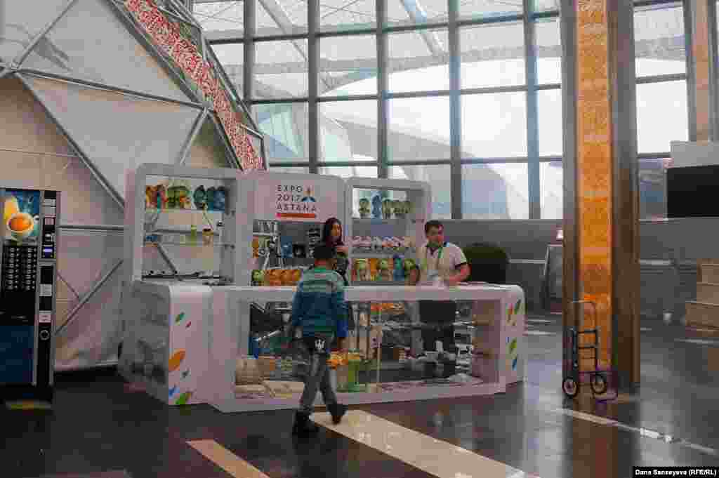 У выхода c объекта «Нур Алем» все еще продают сувениры с тематикой EXPO. 