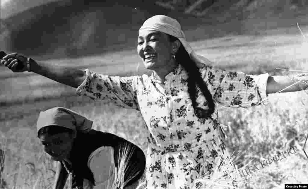 Кадр из фильма "Материнское поле" (Геннадий Базаров), 1967 год. В роли Толгонай - Бакен Кыдыкеева.
