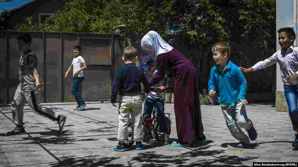 10-летняя Сибрие – дочь Абсеитовых – играет во дворе вместе с ребятами