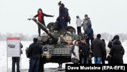 რუსული ტანკი T-72. ლუგანსკში 23 თებერვალს, სამშობლოს (რუსეთის) დამცველის დღეს აღნიშნავენ. 2020 წლის 23 თებერვალი.