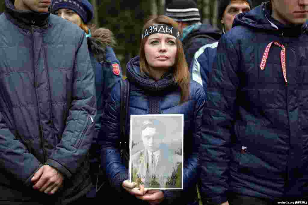 Удзельніца акцыі з партрэтам закатаванага ў 1937 годзе пісьменьніка Міхася Зарэцкага