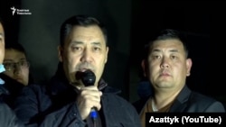 Садыр Жапаров во время выступления перед своими сторонниками у здания правительства. Бишкек. 8 октября 2020 года.