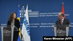 Armenian Foreign Minister Ara Ayvazian and Sweden’s visiting Foreign Minister and OSCE Chairperson-in-Office Ann Linde during their joint news conference in Yerevan on March 16, 2021