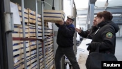 Բելառուս - Մաքսավորները զննում են պարեն փոխադրող բեռնատարը, Բրեստ, 2-ը դեկտեմբերի, 2014թ.