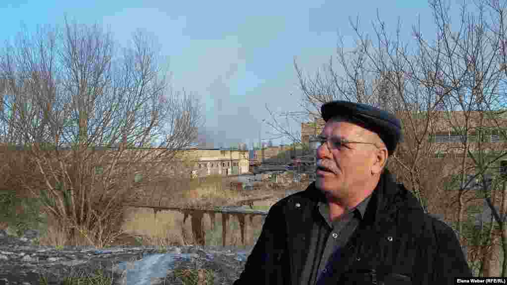 Житель квартала АБВ, который находится в непосредственной близости с металлургическим комбинатом, называет свой квартал "загазованным, забытым и заброшенным". Смог и едкий запах в последние полтора-два года очень сильно ощущаются, говорят жители.