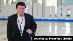 Anatoly Kashpirovsky is a former weightlifter and trained psychologist.