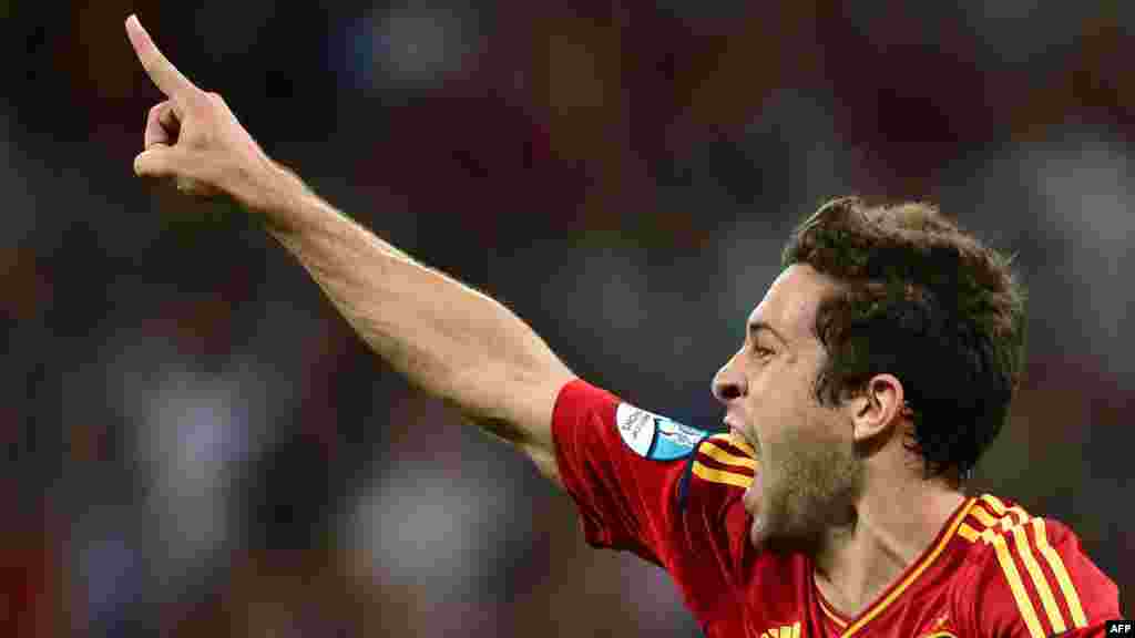 Ispan toparynyň goragçysy Jordi Alba final duşuşygynda geçirilen ikinji pökgiden soň...