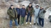 На фото (справа налево): Первым стоит подозреваемый Мелис Калыков, третьим - покойный прокурор Анарбай Мамажакыпов. Фото взято из Интернета.