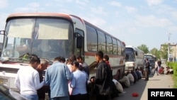 Муҳочирони корӣ дар яке аз гузаргоҳҳои сарҳадӣ байни Узбакистон ва Тоҷикистон