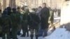 Военные и жители кыргызского села Чарбак близ узбекского анклава Сох. 7 января 2013 года.