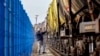 Un polițist de frontieră român verifică un tren de marfă cu combustibil la punctul de trecere feroviară a frontierei dintre România și R. Moldova, în Ungheni, România, pe 18 ianuarie 2011.