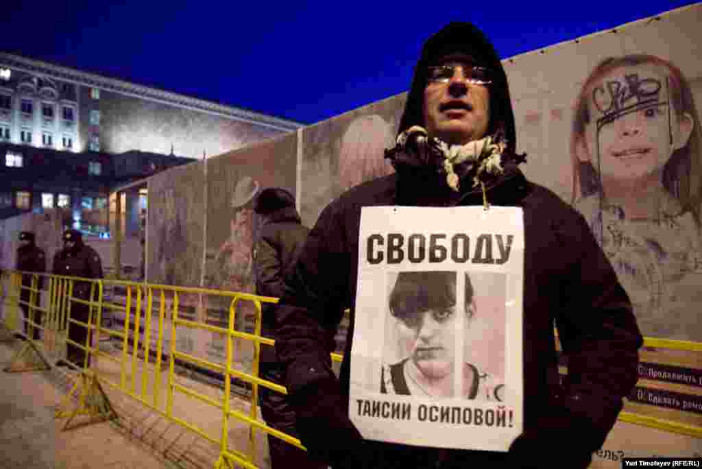 Шесть человек по очереди вставали в индивидуалные пикеты с плакатом "Свободу Таисии Осиповой!" все шестеро были задержаны в течении нескольких секунд. 