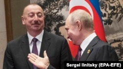 Президент России Владимир Путин (справа) и президент Азербайджана Ильхам Алиев