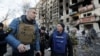 Мер Києва Віталій Кличко розмовляє з представниками ЗМІ біля пошкодженого житлового будинку в Києві в час масштабного вторгнення Росії до України. Київ, 14 березня 2022 року