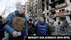 Мер Києва Віталій Кличко розмовляє з представниками ЗМІ біля пошкодженого житлового будинку в Києві в час масштабного вторгнення Росії до України. Київ, 14 березня 2022 року