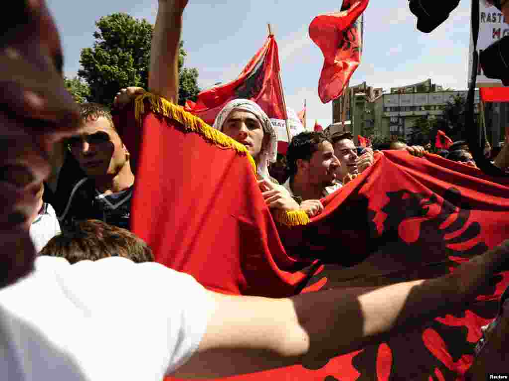 Makedonija - Nekoliko tisuća Albanaca protestiralo je u Skopju, zahtijevajući obustavu postupaka protiv Albanaca koji su optuženi za ratne zločine tokom sukoba 2001., kao i upotrebu albanskog kao službenog jezika i uvođenje albanskih simbola, 10.05.2010.