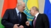 Президент Росії Володимир Путін (справа) розмовляє із предизентом Білорусі Олександром Лукашенко
