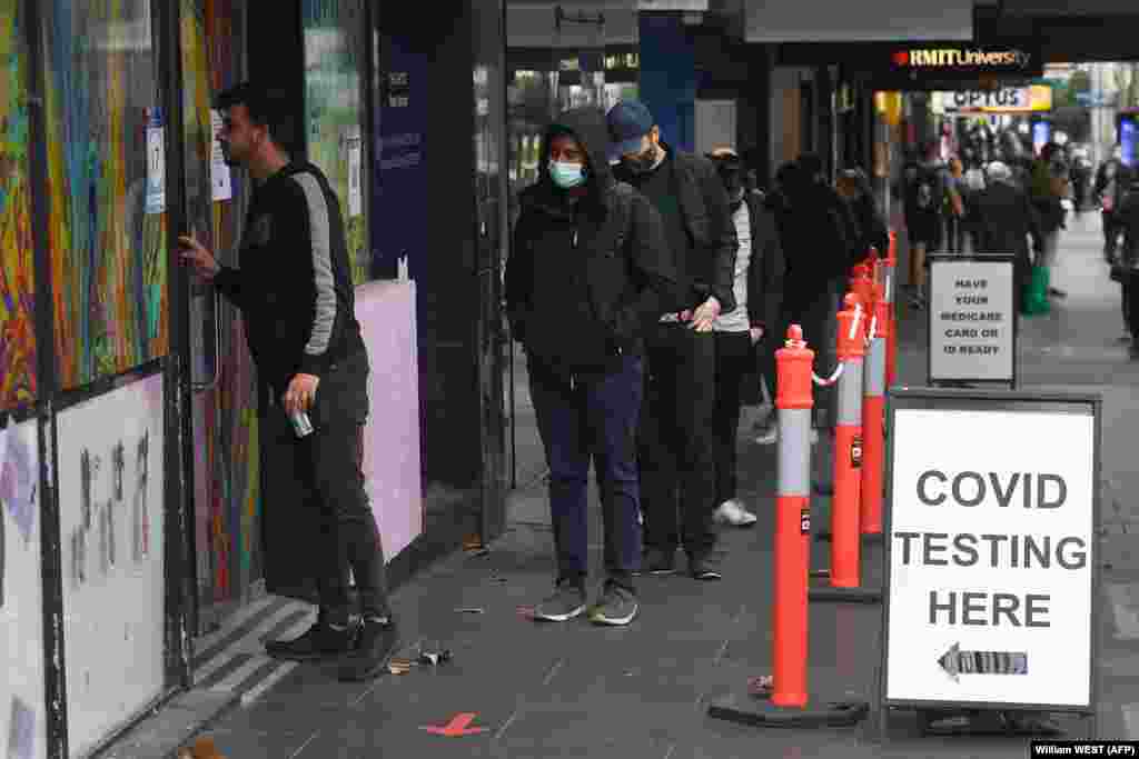 Sorban állás COVID-tesztért Melbourne-ben. A városban 85 napig nem találtak új fertőzöttet, de a hétvégén öt új esetet regisztráltak, ezért tömeges tesztelésbe kezdtek. 