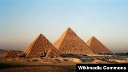 هرم بزرگ جیزه در مصر، تنها بازمانده عجایب هفتگانه جهان