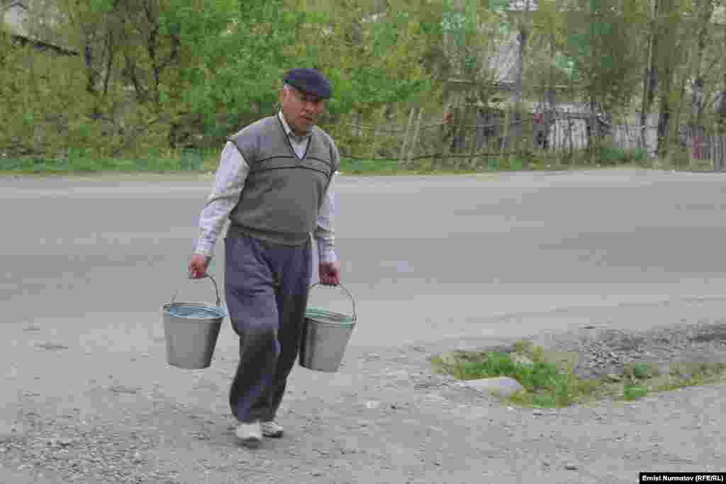 К тому в эти же дни в Оше городские власти на 2 дня отключили воду
