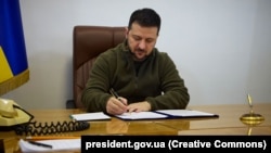 21 квітня закон №7606 повернуто з підписом президента Володимира Зеленського 