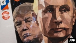 Дональд Трамп и Владимир Путин на футболке в сувенирном магазине Санкт-Петербурга.
