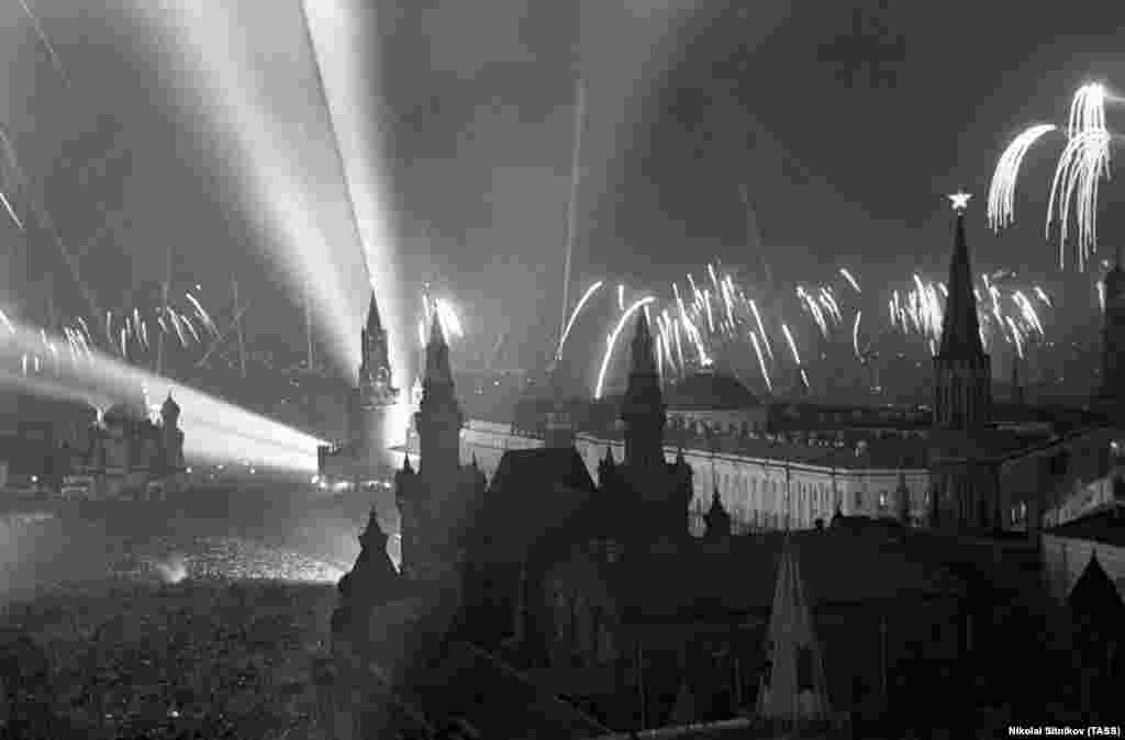 Красная площадь в Москве, заполненная людьми, во время салюта над Кремлем. Очевидец так вспоминал те моменты: «Незнакомцы целовали друг друга. Такого единения, как 9 мая 1945 года, я не помню. Мы все были одним целым — русские, татары, узбеки, грузины, — мы были едины, как никогда». 