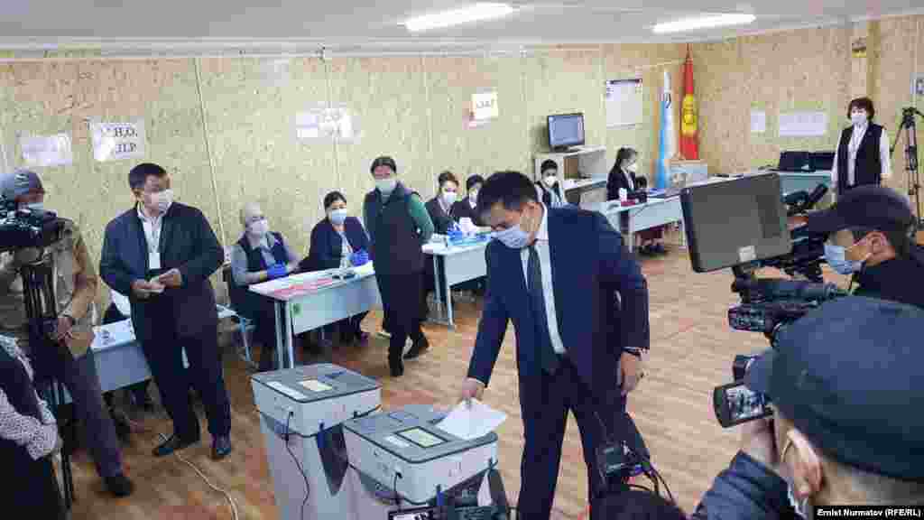 Мэр Таалайбек Сарыбашов административдик ресурс колдонууну болтурбоо үчүн бир нече жолу жыйналыш өткөргөнүн, эгер мамлекеттик кызматкерлер аралашкан мыйзам бузуу катталса, аларга чара колдонуларын билдирди. 