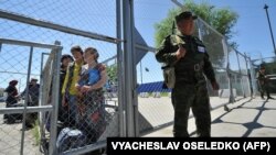 КПП "Достук" на кыргызско-узбекской границе, май 2017 года.