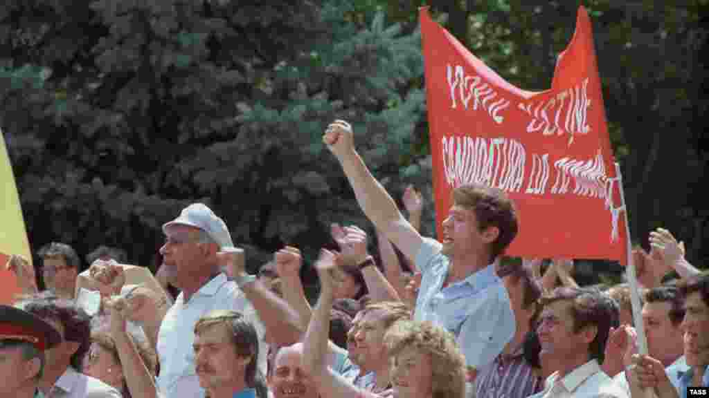 Митинг, организованный Народным фронтом Молдовы. Кишинев, июнь 1989 года. Митингующие требовали политической и экономической самостоятельности республики, признания официальным молдавского языка на основе латиницы