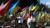 Семья молится перед могилой павшего украинского солдата на Лычаковском военном кладбище в Пасхальное воскресенье во Львове, 20 апреля 2025 года