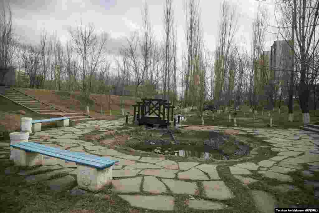 Маңғыстау облысы сыйлаған сквер "Нұр Астана" мештінің қасында орналасқан.