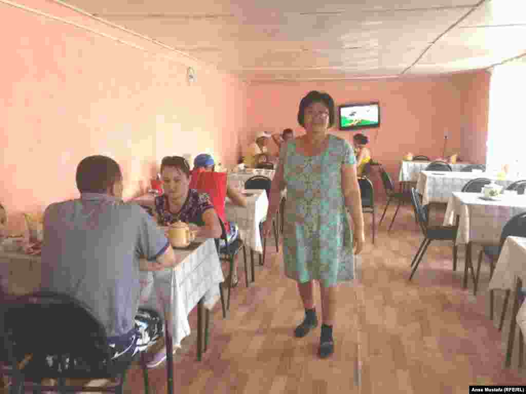 Демалыс үйлерінің бірінің иесі Алмагүл ханым бізді қуана қарсы алды. "Бастықпын" деп шіреніп отырмайды. Қонақтарының тамағын әзірлеп, әзіл-қалжыңмен көңілін аулап, қолы сәл босағанда кір жуып, ауласын да безендіріп үлгереді.