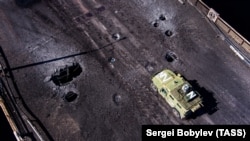 Украин күчтөрү HIMARS менен талкалаган Херсондогу Антонов көпүрөсү.