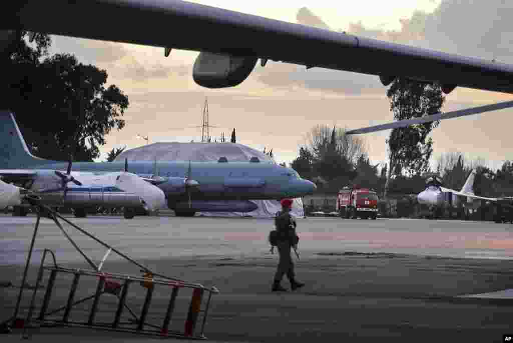 Российский военный патрулирует авиабазу Хмеймим, март 2016 года. Гамильтон отмечает, что еще неизвестно, состоятся ли переговоры между Москвой и пришедшей к власти группировкой «об обеспечении упорядоченного вывода российских войск из Сирии или о том, чтобы Россия могла сохранить там свои базы»