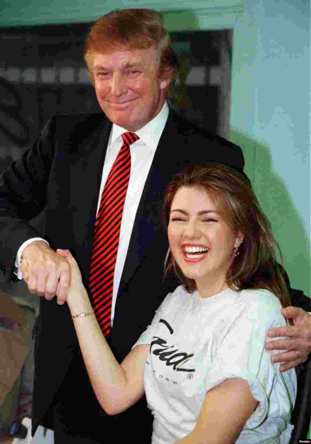 1996-жылы Трамп “Дүйнөнүн сулуусу” аттуу сулуулар сынагынын ээси болот. Сынактын ошол жылкы жеңүүчүсү Алисия Мачадо кийинчирээк ал менин намысыма тийди деп Трампты айыптап чыккан.