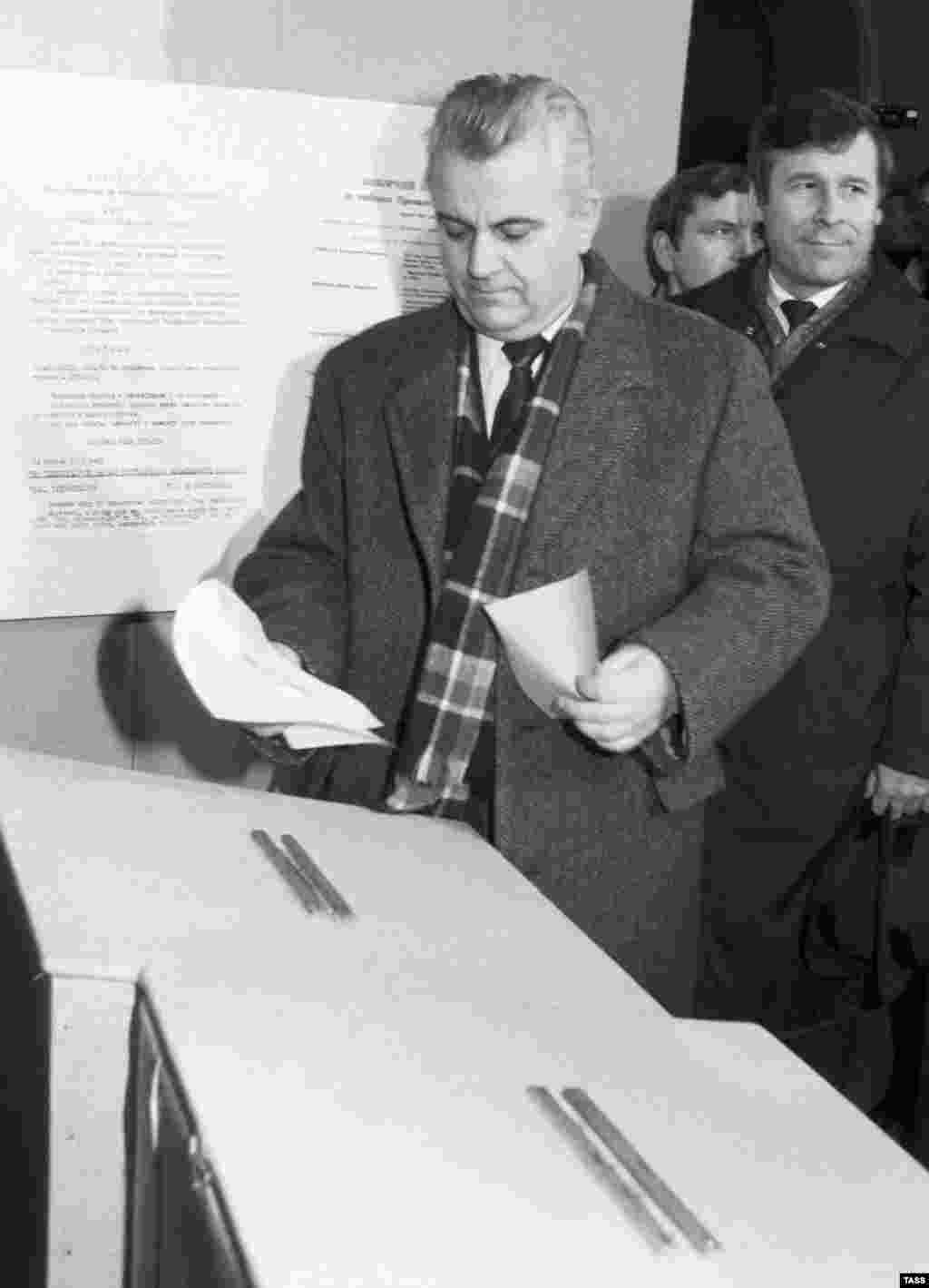 Kravchuk duke votuar në Kiev. Ai mori 61.6 për qind të votave dhe u bë presidenti i parë i Ukrainës. Në vend të dytë u rendit Chornovil, me 23.3 për qind.