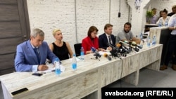 Үйлестіру кеңесінің мүшелері Минскіде баспасөз мәслихатын өткізіп жатыр. 18 тамыз 2020 жыл.