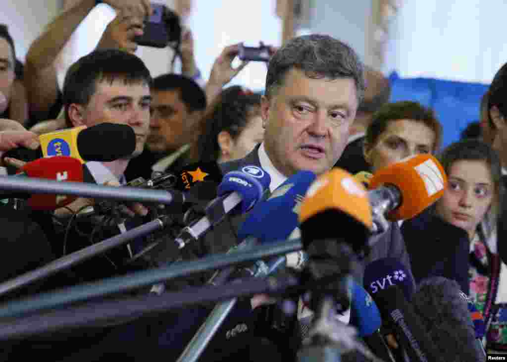 Kiyev. Prezidentliyə namizəd Petro Porashenko səs verəndən sonrta jurnalistlərlə söhbət edir. 