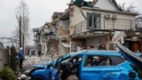 <p>Улица в Гостомеле под Киевом после ночной атаки беспилотников 19 марта.<br><br>18 марта было объявлено о частичном прекращении огня, в рамках которого Кремль пообещал прекратить атаки на объекты «энергетики и инфраструктуры» после телефонного разговора между президентом США Дональдом Трампом и президентом России Владимиром Путиным