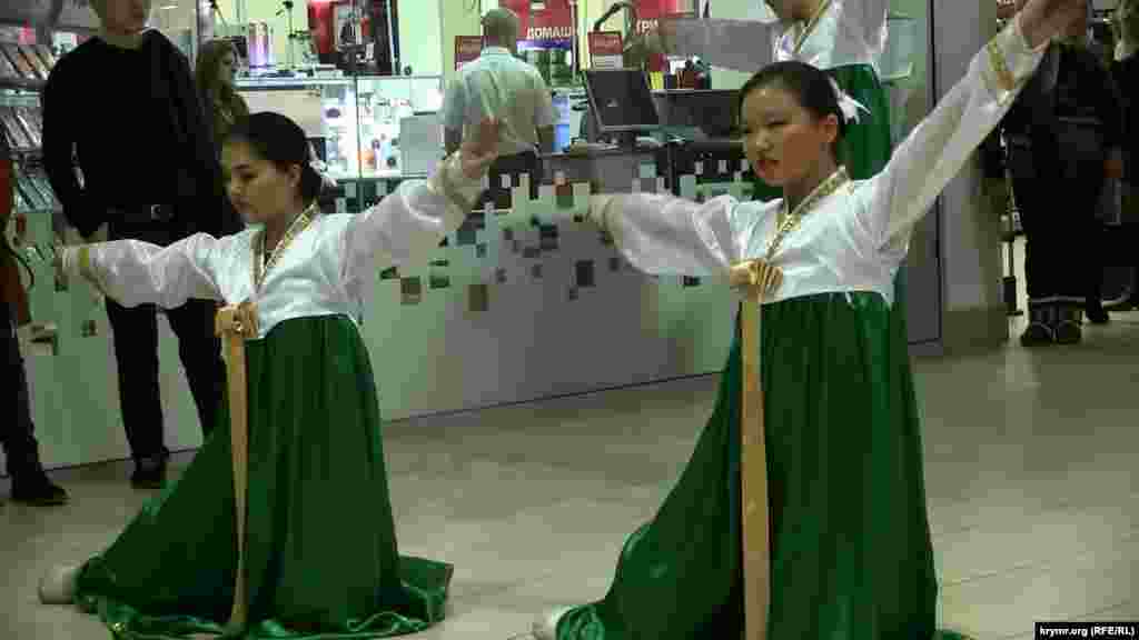Симферополе прошел фестиваль культур народов Крыма «Global Village» в рамках представления культуры национальностей Крыма. 21 декабря 2014 год.