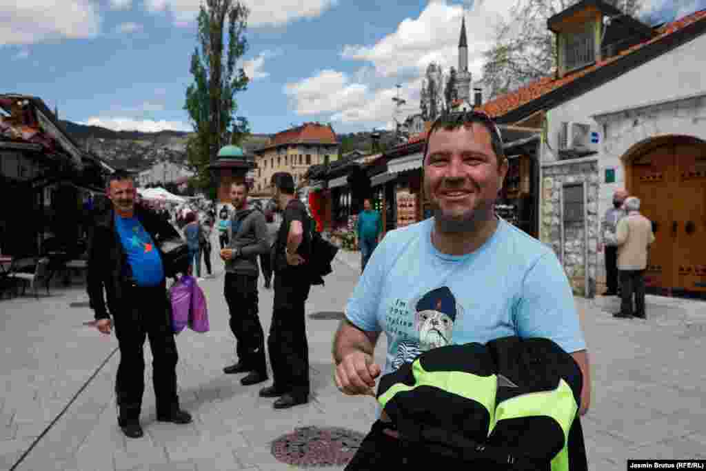 A szerb Szlobodan Camagity csak egy órára állt meg Szarajevóban. Barátaival Koszovót, Albániát és Montenegrót látogatták eddig végig, mint mondja, egy "korona- balkáni túra" keretében. "Itt még mindig érvényben vannak a járványügyi korlátozások a turisták számára. Mivel Montenegróból jövünk, ezért 12 órán belül el kell hagynunk Boszniát."