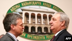 «АРУАА» предлагает президенту республики Сергею Багапшу объявить персоной нон грата представителя ЕС на Южном Кавказе Питера Семнеби и других иностранных дипломатов, настаивающих на принятии решений, угрожающих национальной безопасности Абхазии
